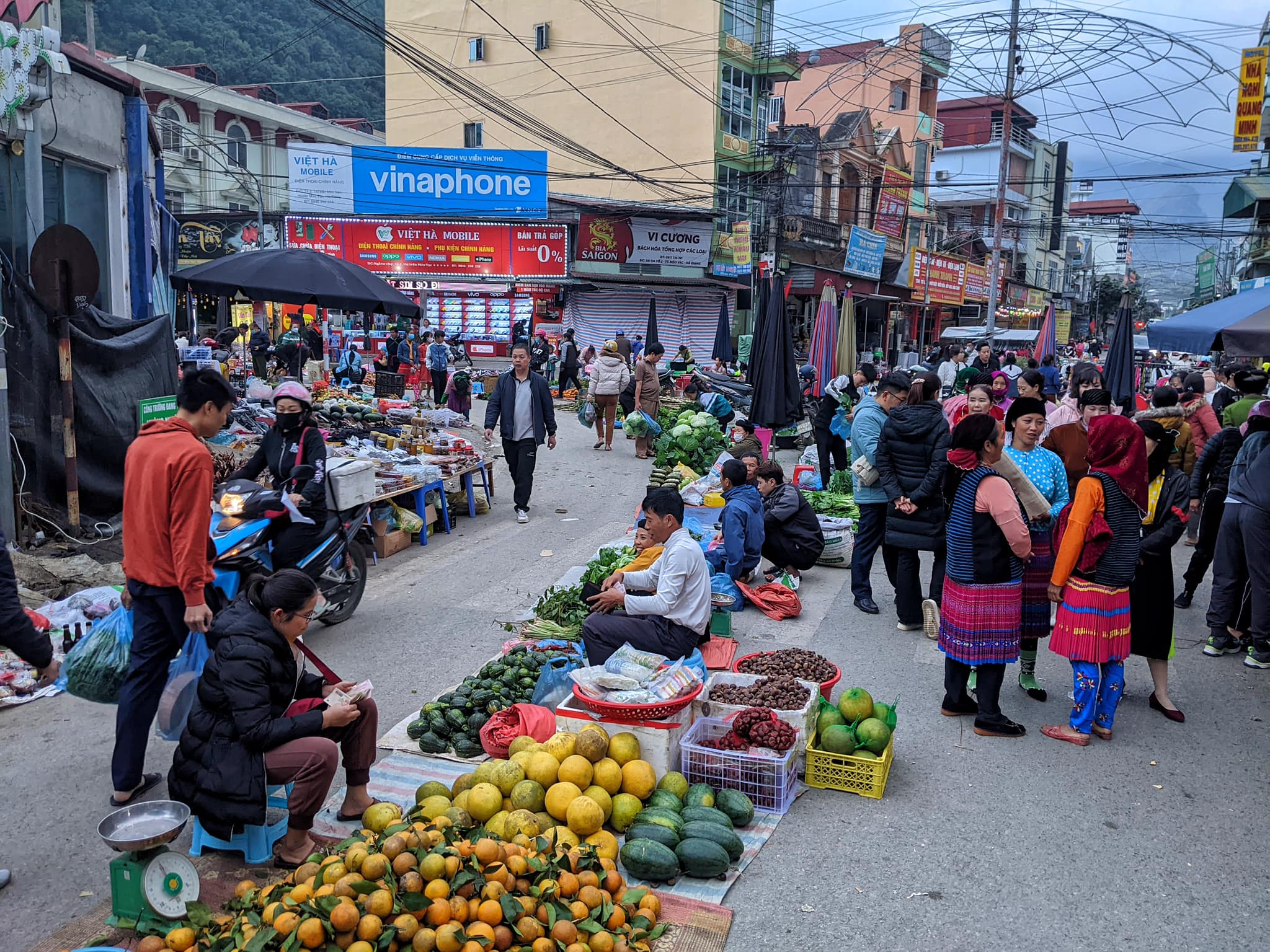 Chợ phiên Mèo Vạc là nơi người dân đến mua, bán các sản vật, nhu yếu phẩm phục vụ đời sống hàng ngày. Đến chợ phiên, du khách sẽ có cơ hội hòa mình vào cuộc sống của đồng bào, gặp gỡ, giao lưu với người bản địa, thưởng thức những món ăn truyền thống.