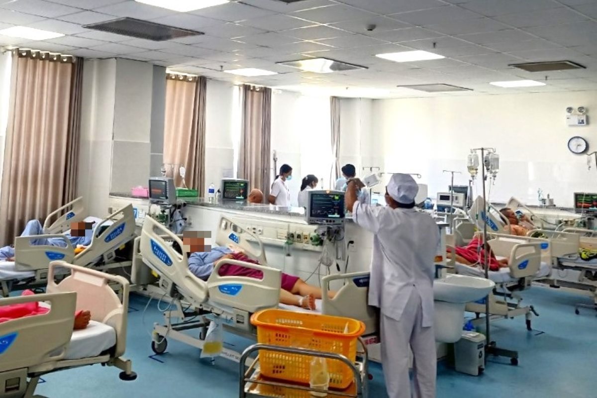 Y bác sĩ Bệnh viện Vũng Tàu điều trị cho các bệnh nhân tại khoa Hồi sức tích cực - Chống độc. Ảnh: Thành An