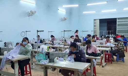 Trong năm 2023, Trung tâm Giáo dục nghề nghiệp - Giáo dục thường xuyên huyện Đắk Mil đã mở được 3 lớp dạy nghề may công nghiệp cho 99 lao động nông thôn tham gia. Ảnh: Bảo Lâm
