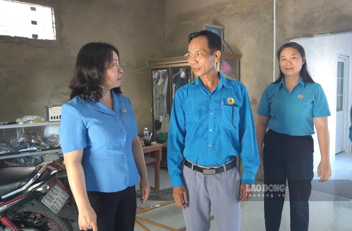 Phó Chủ tịch Tổng LĐLĐ Việt Nam Thái Thu Xương (bìa trái) thăm hỏi gia đình đoàn viên Huỳnh Thanh Đạm. Ảnh: Nguyên Anh