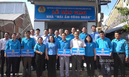 LĐLĐ 12 tỉnh đã hỗ trợ cất mới 12 căn nhà mái ấm công đoàn cho đoàn viên có hoàn cảnh khó khăn tại 2 tỉnh Bến Tre và Kiên Giang. Ảnh: Nguyên Anh
