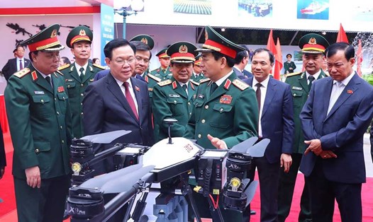 Chủ tịch Quốc hội Vương Đình Huệ tham quan khu trưng bày các sản phẩm công nghiệp quốc phòng. Ảnh: Doãn Tấn