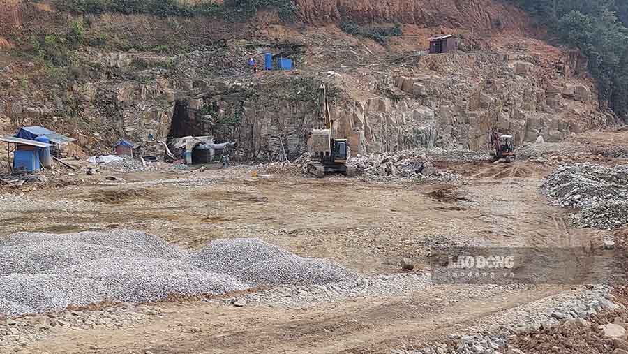 Công trường thủy điện tại xã Si Pa Phìn vẫn đang nổ mìn phá đá làm đập dâng tại thời điểm PV tác nghiệp. Ảnh: PV