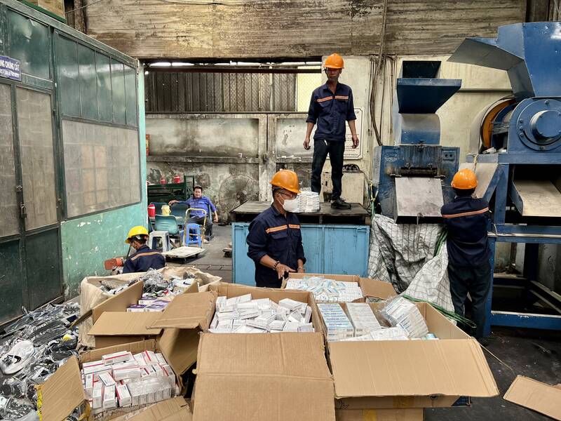 Các sản phẩm giả mạo các nhãn hiệu bị tiêu huỷ. Ảnh: Cục Quản lý thị trường TPHCM