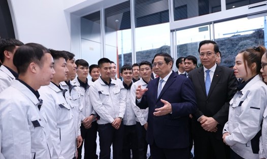 Thủ tướng Chính phủ Phạm Minh Chính nói chuyện với các lao động người Việt Nam tại  Công ty Shibata Gousei. Ảnh: VGP