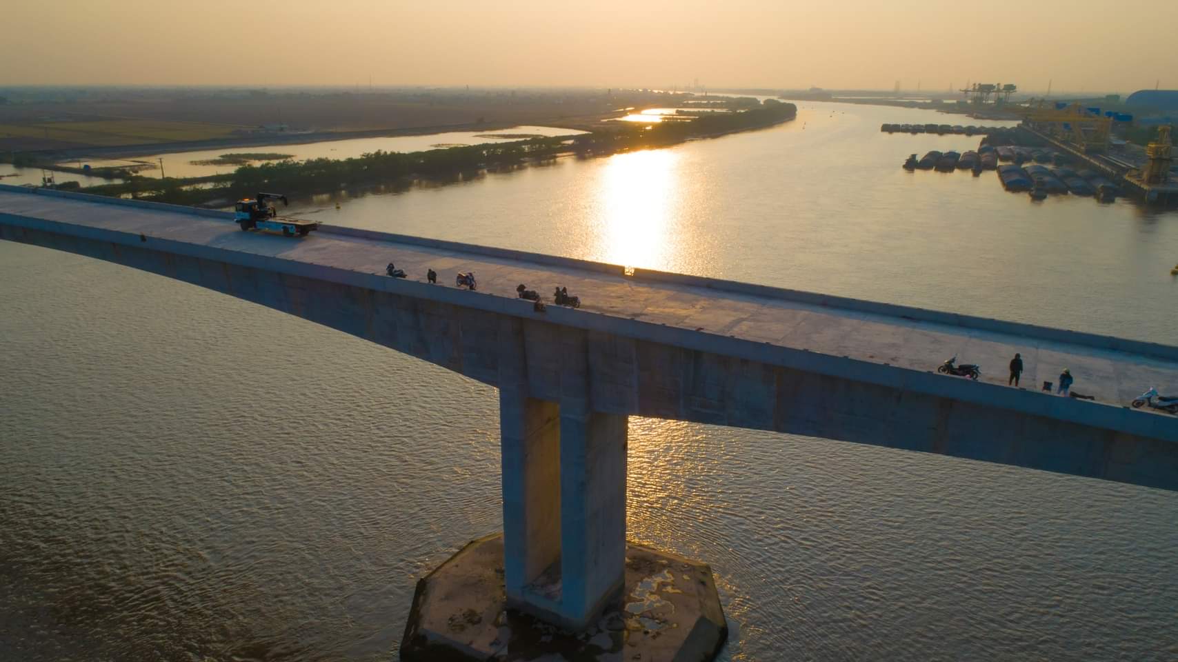 Cầu Trà Lý 2 trên tuyến đường bộ ven biển Thái Bình. Ảnh: Nam Hồng