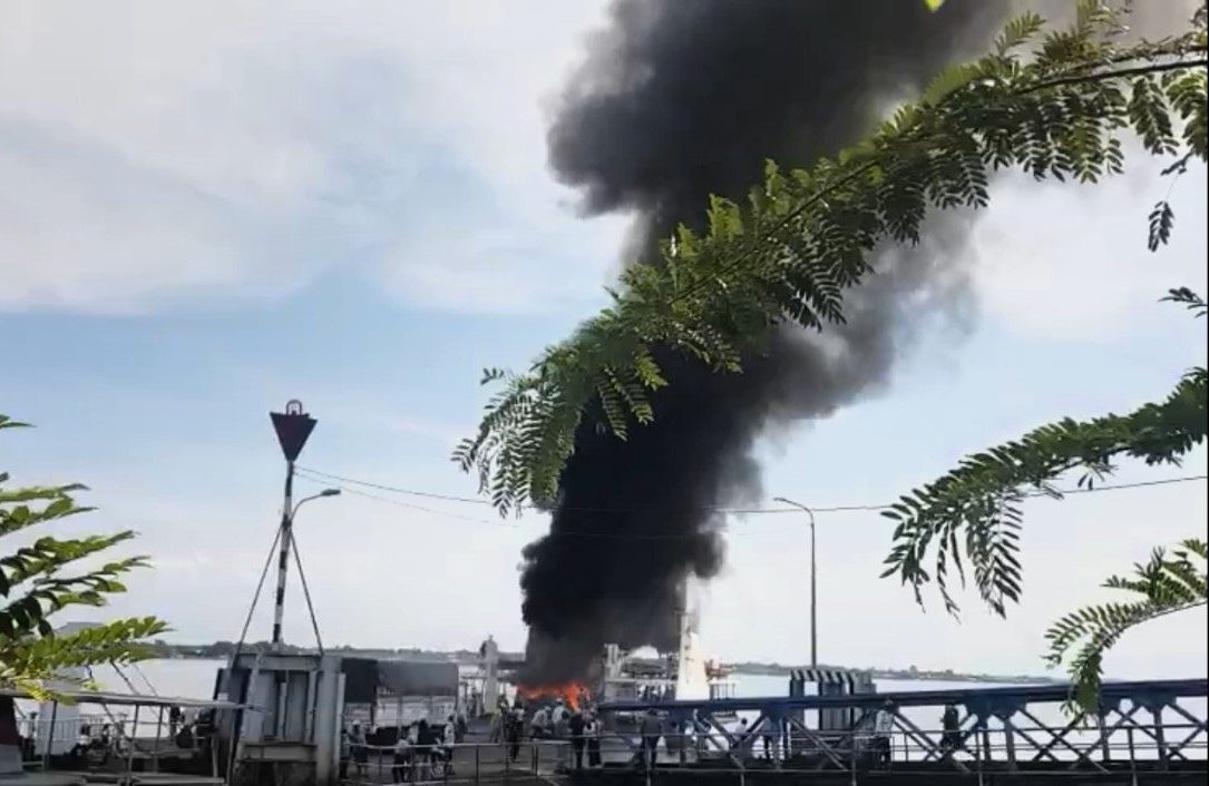 Hành khách hốt hoảng khi nhiều xe máy bị cháy trên phà. Ảnh: Thanh Thanh