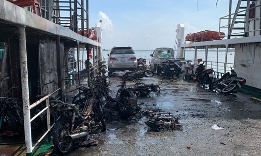 Vụ cháy làm 11 chiếc xe máy trên phà bị hư hỏng hoàn toàn. Ảnh: Thanh Thanh