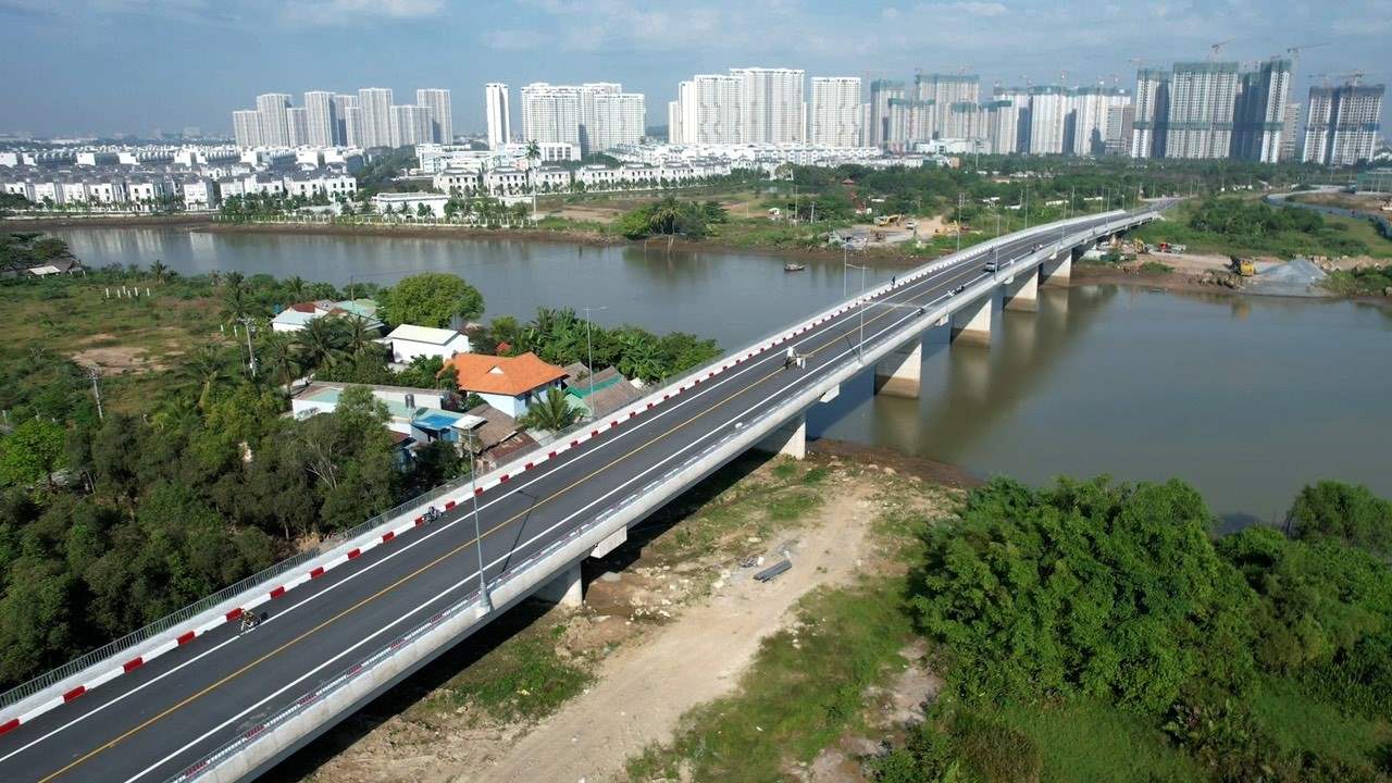 Cầu Long Đại giúp nối liền 2 bờ sông Tắc.  Ảnh: Minh Quân