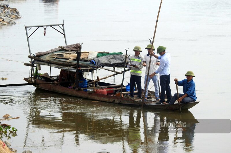 Công tác thi công được thực hiện cả trên bờ và dưới sông.