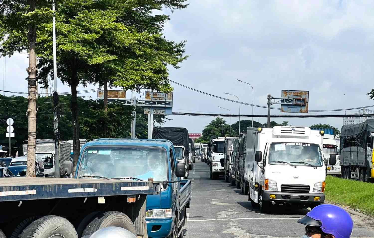 Xe ô tô xếp hàng dài trên đường Nguyễn Văn Linh đoạn qua dự án. Ảnh: Minh Quân