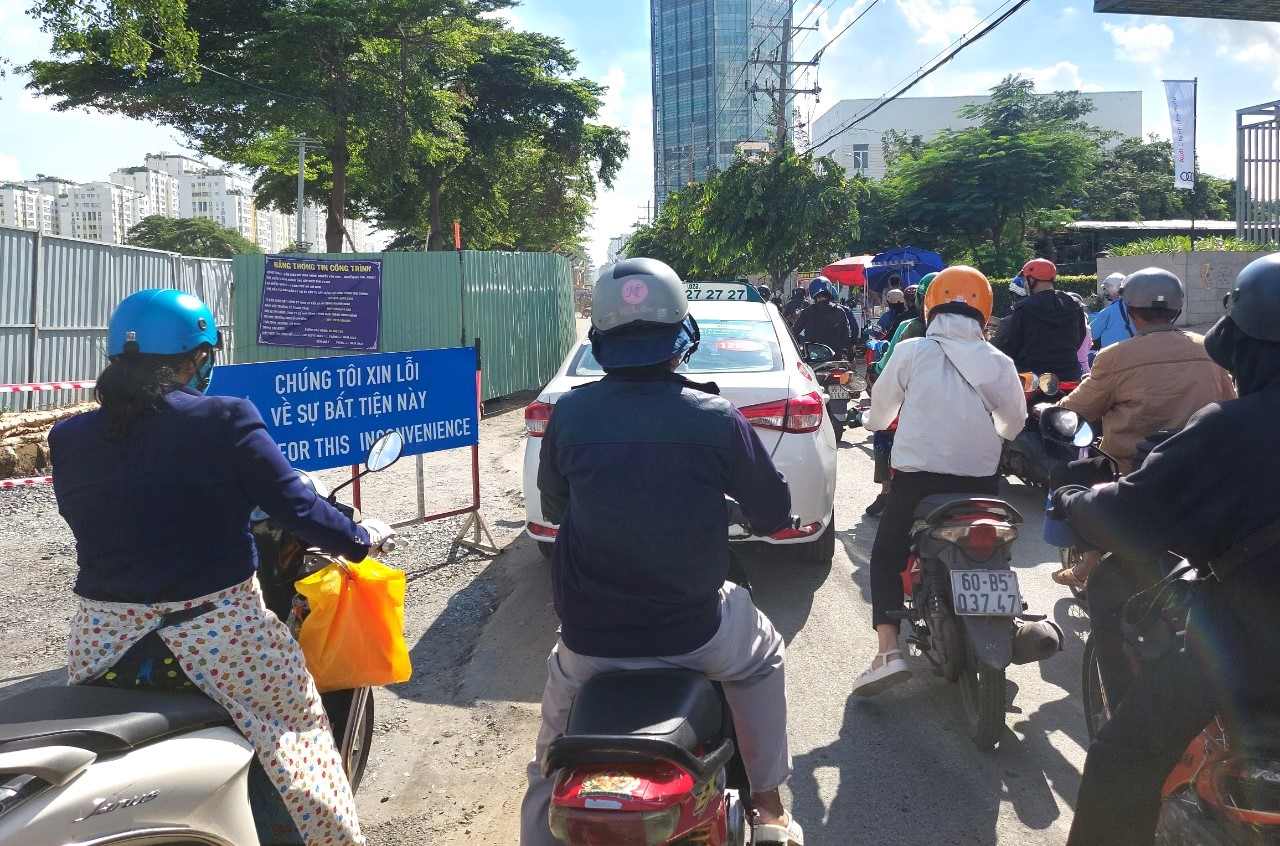 Rào chắn đường thi công hầm chui gây ùn tắc trên đường Nguyễn Văn Linh.  Ảnh: Minh Quân