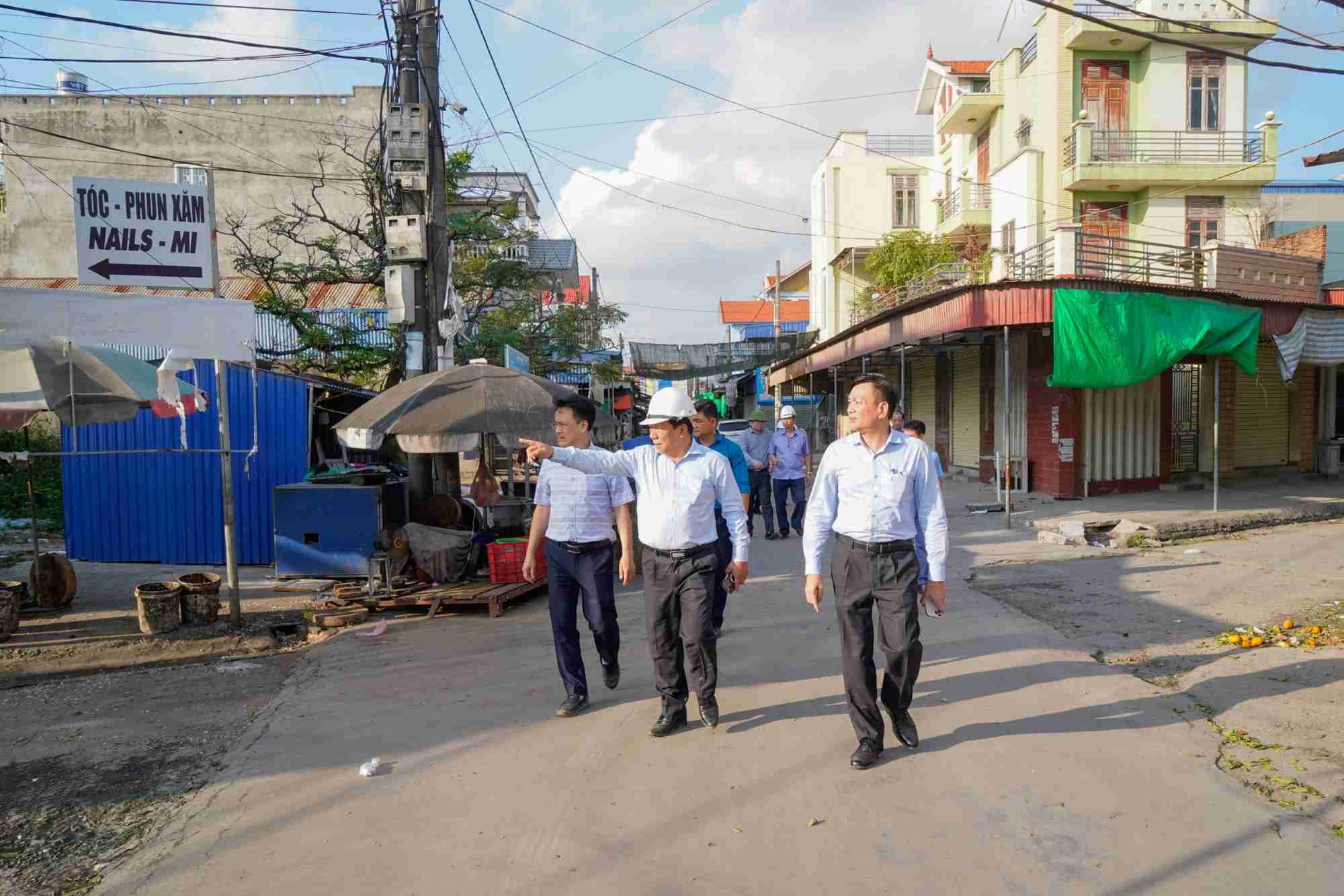 Phó Chủ tịch UBND thành phố Nguyễn Đức Thọ thực địa kiểm tra công tác giải phóng mặt bằng phục vụ Dự án. Ảnh: Cổng TTĐT Hải Phòng