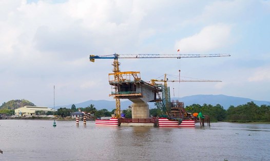 Công trình cầu Lại Xuân đang được các nhà thầu tích cực thi công. Ảnh: Cổng TTĐT Hải Phòng