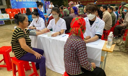 Khám bệnh, tư vấn sức khỏe và cấp phát thuốc miễn phí cho 300 người dân xã Cao Lâu.