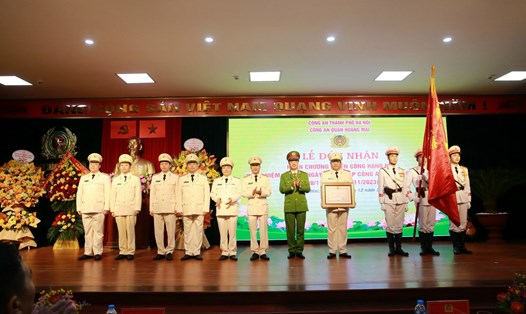 Công an quận Hoàng Mai đón nhận Huân chương Chiến công Hạng Nhì. Ảnh: Công an TP Hà Nội