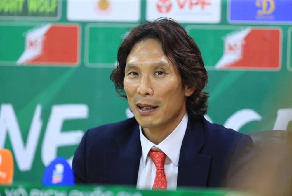 Huấn luyện viên Gong oh-kyun tiếc nuối sau trận hoà 0-0 của Công an Hà Nội trước Quảng Nam. Ảnh: Minh Dân