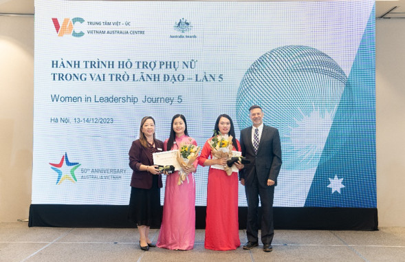 Ngài Andrew Goledzinowski, Đại sứ Australia tại Việt Nam và GS Vanessa Chang, Phó hiệu trưởng phụ trách Khoa Kinh doanh và Luật, Đại học Curtin chúc mừng các học viên hoàn thành khóa học.