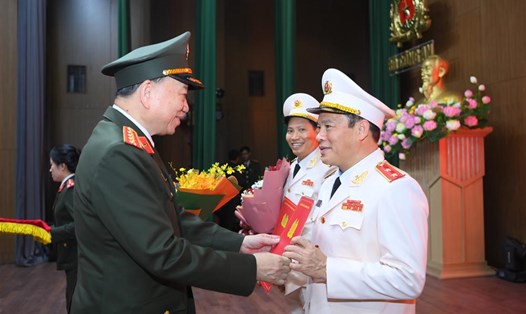 Bộ trưởng Tô Lâm trao quyết định thăng quân hàm cho Trung tướng Nguyễn Văn Long. Ảnh: Bộ Công an