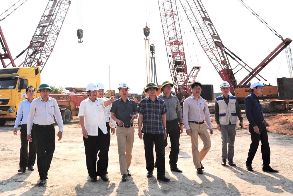 Lãnh đạo tỉnh Quảng Trị kiểm tra một dự án năng lượng ở địa phương. Ảnh: Tiến Nhất.