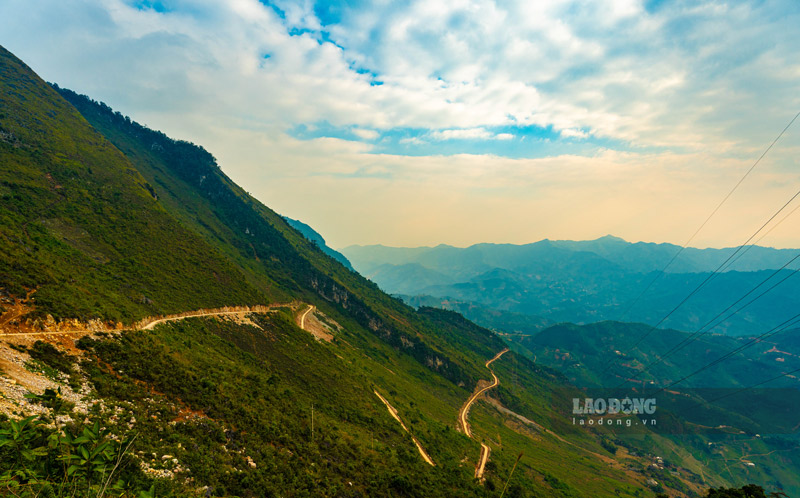 Một đoạn đường xẻ núi - tuyến độc đáo nối Lũng Mần về trung tâm xã Đức Hạnh và thị trấn Pác Miầu (huyện Bảo Lâm). Ảnh: Đức Hoàng.