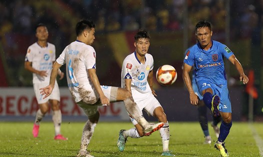 Nam Định (áo trắng) đã thắng 3-2 trên sân Gò Đậu của Bình Dương ở V.League 2023. Ảnh: VPF