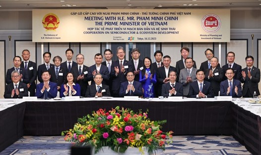 Thủ tướng Chính phủ Phạm Minh Chính chụp ảnh lưu niệm tại buổi gặp gỡ, làm việc với các tập đoàn, doanh nghiệp hàng đầu của Nhật Bản về hợp tác phát triển vi mạch bán dẫn và hệ sinh thái đi cùng. Ảnh: VGP