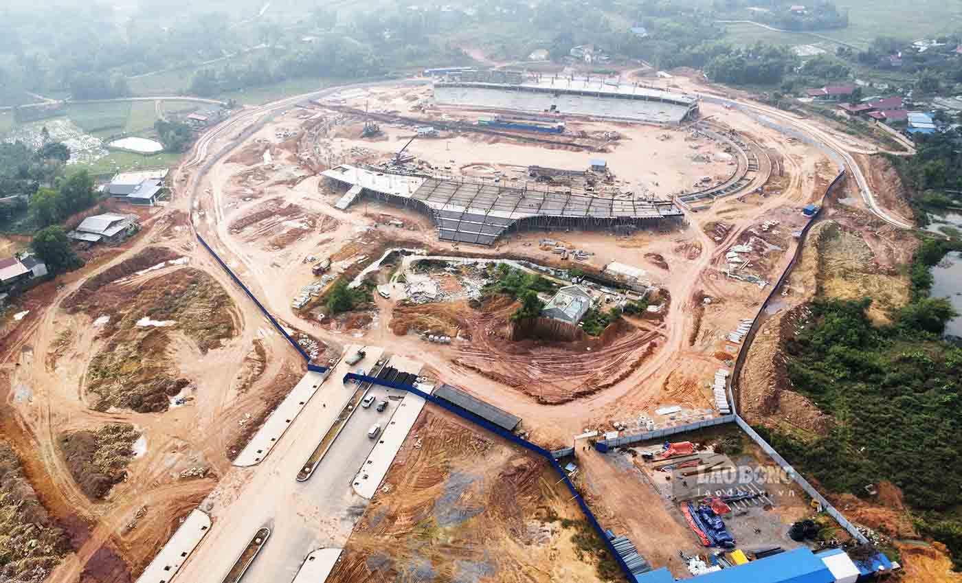 Sau hơn 1 năm khởi công, sân vận động lớn nhất tỉnh Thái Nguyên đã dần lộ diện. Ảnh: Nguyễn Tùng.