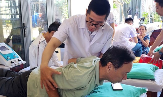Người dân Đà Nẵng được hướng dẫn tập phục hồi chức năng các bệnh cơ xương khớp tại nhà. Ảnh: Thùy Trang