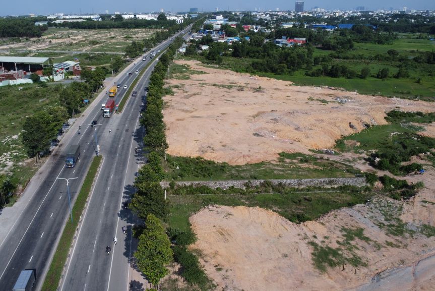 Cuối tháng 6.2023, khu đất để thực hiện dự án đường Vành đai 3 TPHCM vẫn chỉ còn là bãi đất trống.