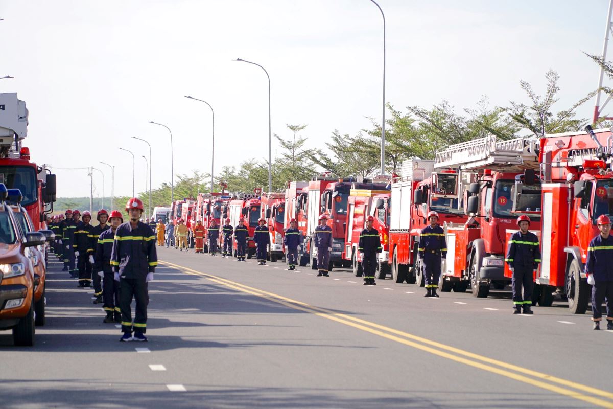 Đã có hơn 30 xe chữa cháy được huy động từ nhiều đơn vị trên địa bàn tỉnh, cùng các xe bồn, xe cứu thương... cùng hàng trăm cán bộ chiến sĩ tham gia diễn tập. Ảnh: Thành An