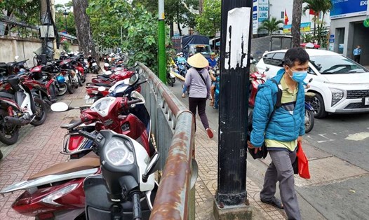 Vỉa hè đường Thuận Kiều, bên hông Bệnh viện Chợ Rẫy bị trưng dụng làm bãi đậu xe. Ảnh: Minh Quân
