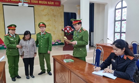 Công an tỉnh Hà Giang thi hành lệnh bắt tạm giam đối với bị can Vũ Thị Thanh Huyền. Ảnh: CAHG