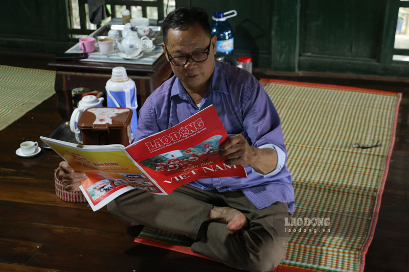 Ông Bùi Hồng Thành, người có uy tín tại xóm Vìn Bái, xã Phú Cường thường xuyên đọc báo để tìm nâng cao hiểu biết. Ảnh: Đinh Đại