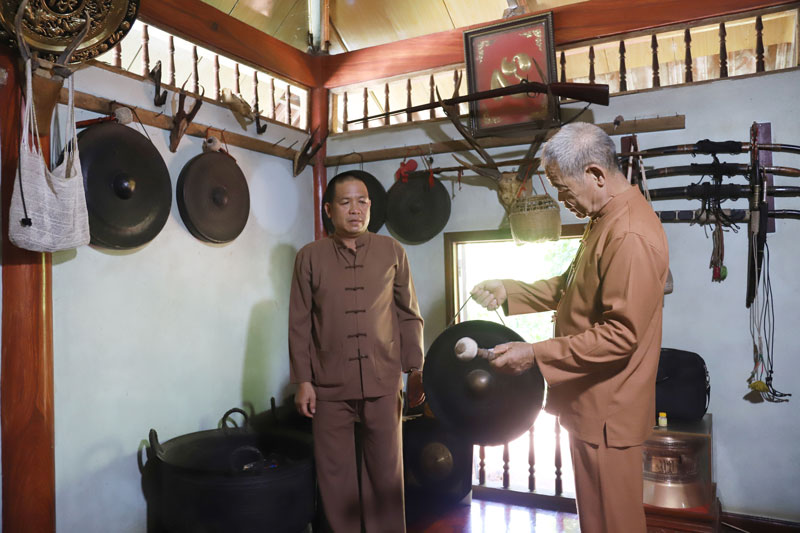 Ông Bùi Văn Quỷa (phải) xóm Bái Trang, xã Đông Lai đang truyền dạy cách gìn giữ và phát huy bản sắc văn hóa dân tộc Mường. Ảnh: Minh Nguyễn 