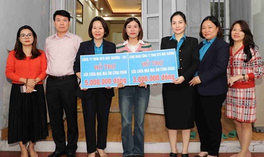 Hỗ trợ tiền sửa chữa nhà cho công nhân Lê Thị Hồng (Phân xưởng xử lý nước Cẩm Phả). Ảnh: Truyền thông TKV