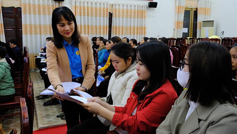 Cán bộ công đoàn tỉnh Tuyên Quang tuyên truyền chính sách pháp luật tới người lao động. Ảnh: CĐTQ