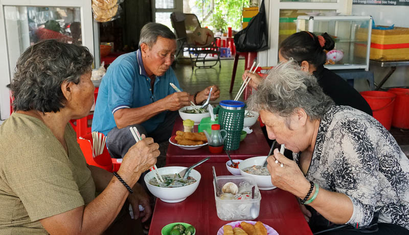 Visitors to Soc Trang all enjoy noodle soup.  Photo: Phuong Anh