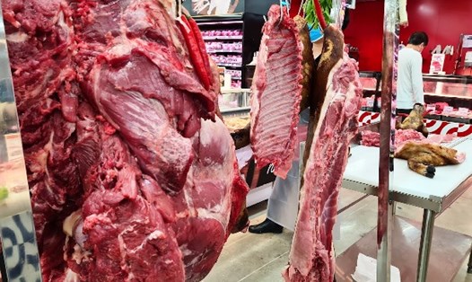 Dù giá lợn hơi giảm khiến nhiều người dân bỏ nuôi, nhưng nguồn cung thịt lợn Tết này vẫn dồi dào. Ảnh: Giang Nguyễn