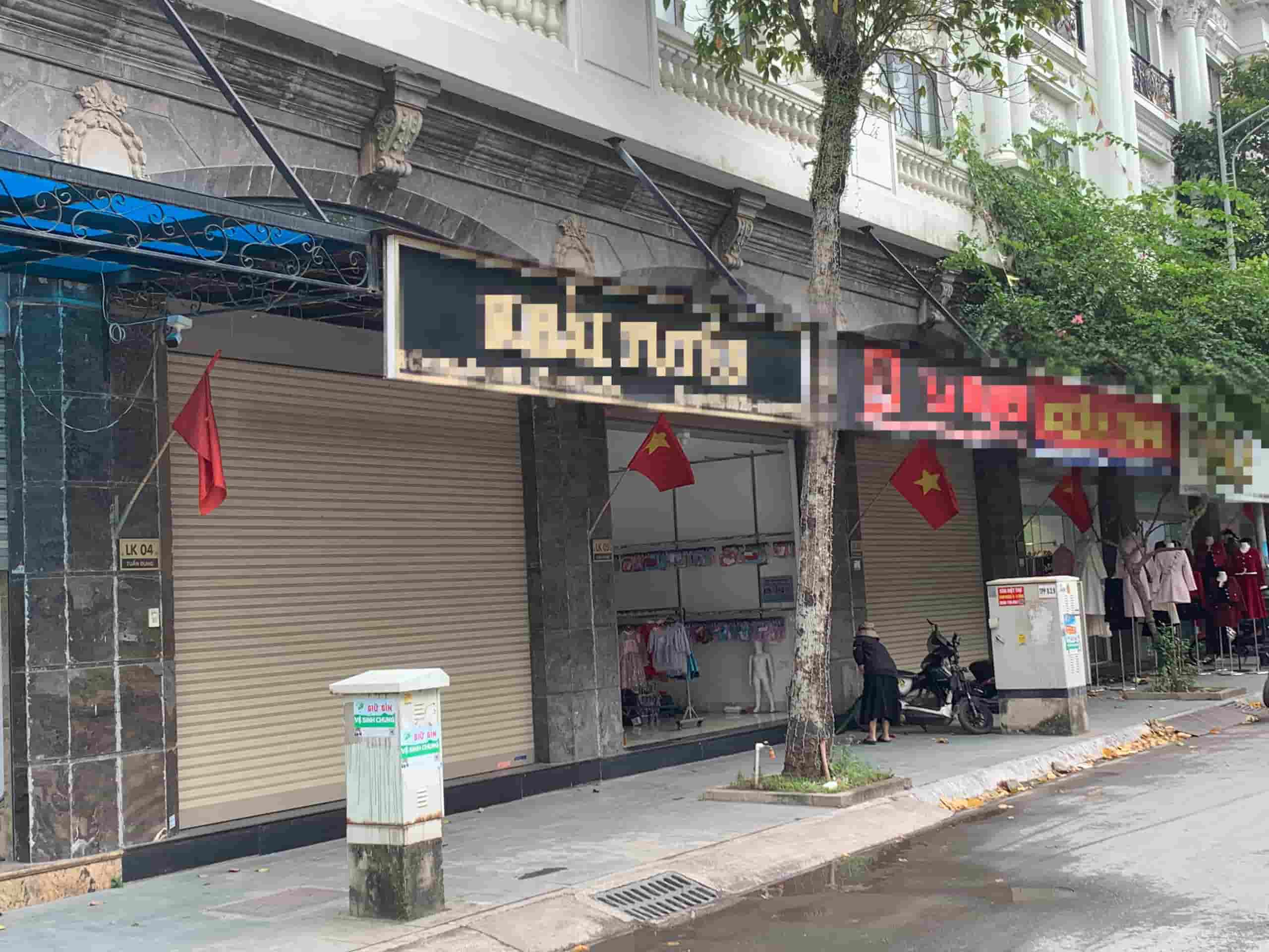 Nhiều cửa hàng gần khu vực chợ Ninh Hiệp diễn ra tình trạng “cửa đóng then cài“. Ảnh: Nhật Minh