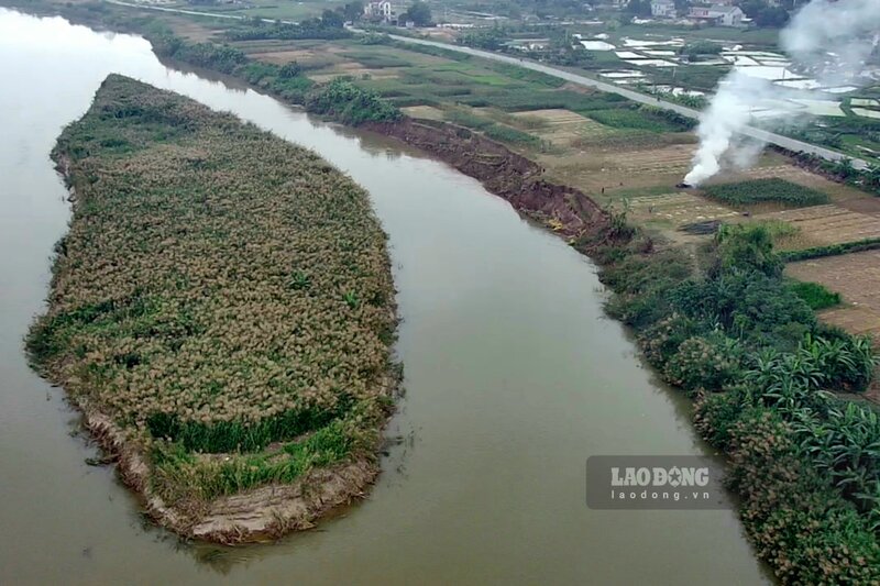 Theo ông Chí, nguyên nhân sạt lở là do xuất hiện bãi bồi giữa sông làm thay đổi dòng chảy sông Hồng.