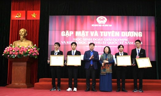 Thứ trưởng Bộ Giáo dục và Đào tạo Ngô Thị Minh đã trao Bằng khen của Bộ trưởng cho 5 học sinh. Ảnh: Ban tổ chức