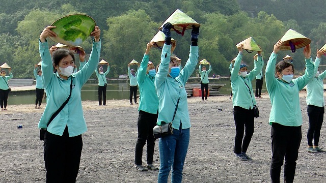 Hơn 300 lái đò ở Tràng An đang miệt mài tập luyện để chuẩn bị cho đêm khai mạc Festival Ninh Bình - Tràng An năm 2023. Ảnh: Diệu Anh
