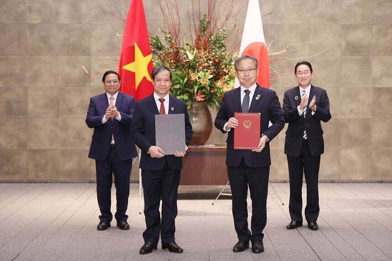 Hai Thủ tướng chứng kiến lễ trao các văn kiện hợp tác ODA giữa hai nước. Ảnh: TTXVN