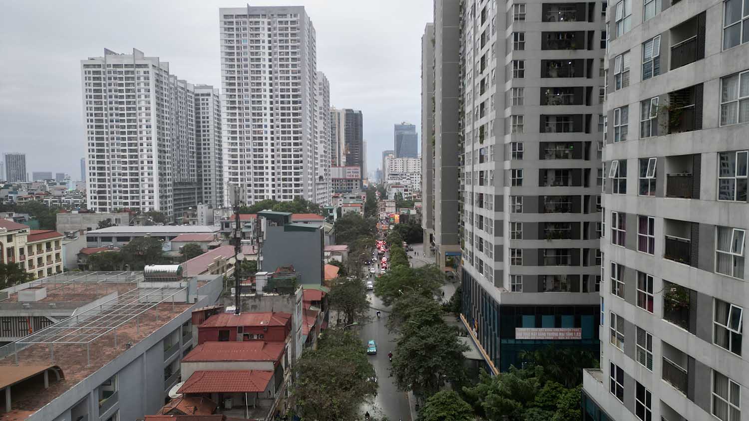 Một phần đường Nguyễn Tuân chỉ rộng khoảng 7m nhưng đang phải “gánh” hơn 10 tòa nhà chung cư cao tầng khiến việc ùn tắc thường xuyên diễn ra. 