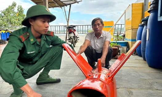 Lực lượng chức năng kiểm tra sơ bộ vật thể lạ trôi dạt vào khu vực bãi biển thuộc thôn An Vĩnh, xã Tịnh Kỳ, TP Quảng Ngãi. Ảnh: Khánh Toàn