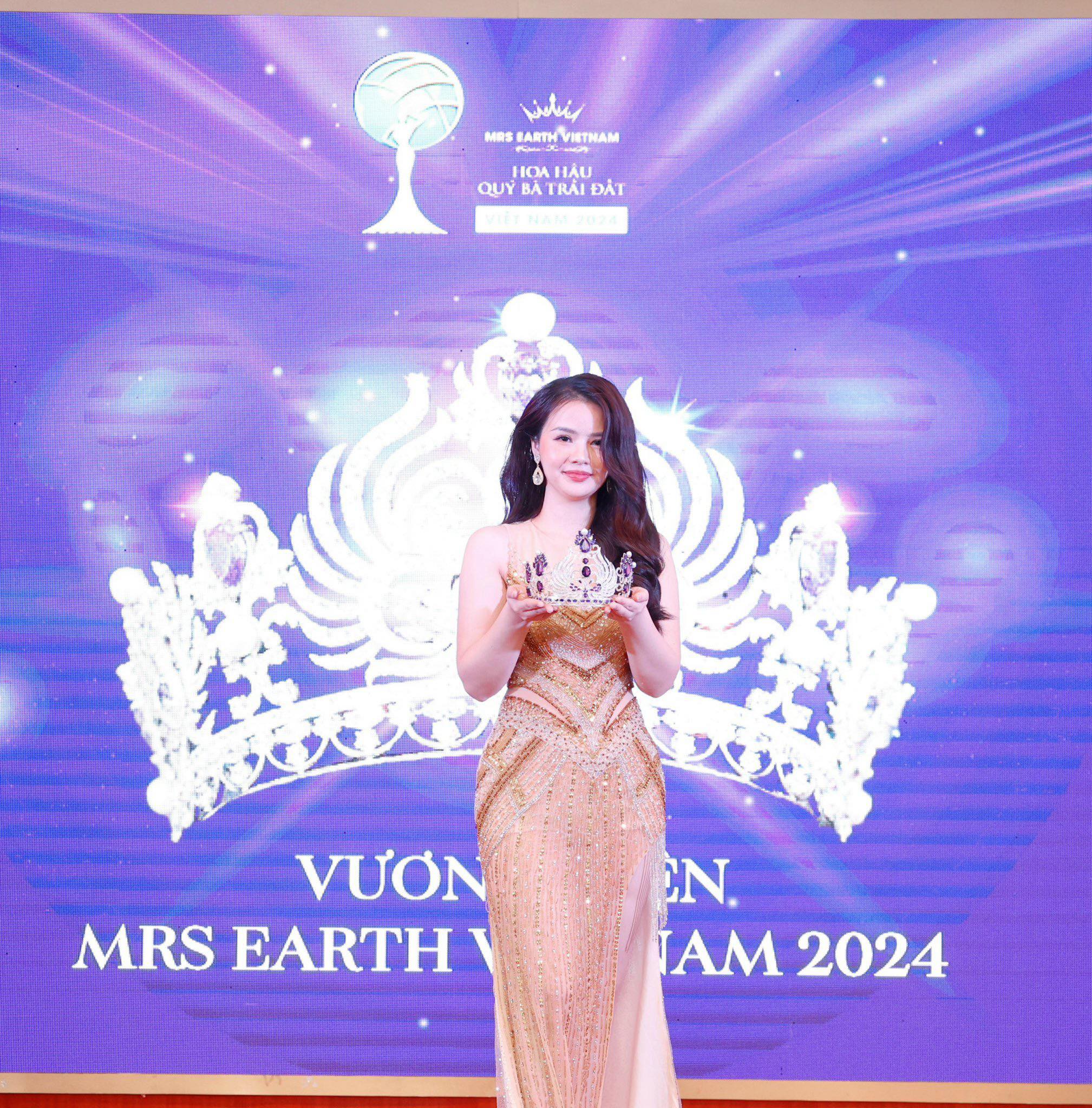 Hoa hậu Sao Mai cầm trên tay chiếc vương miện dành cho người đẹp đoạt danh hiệu Hoa hậu quý bà Trái đất Việt Nam 2024. Ảnh: BTCc