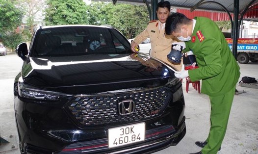 Cơ quan Công an tỉnh Hà Nam kiểm tra xe ô tô vi phạm của lái xe Phạm Đình Huân. Ảnh: Công an tỉnh Hà Nam 