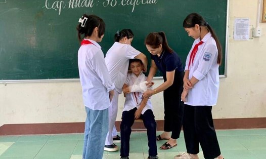 Buổi tập huấn sơ cứu cho học sinh của nhân viên y tế học đường. Ảnh: NVCC