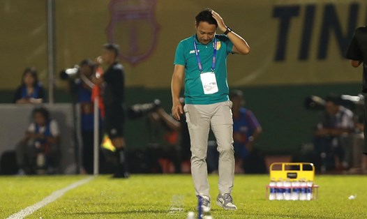 Huấn luyện viên Vũ Hồng Việt cùng Nam Định nhận thất bại đầu tiên ở V.League 2023-2024. Ảnh: Thanh Vũ